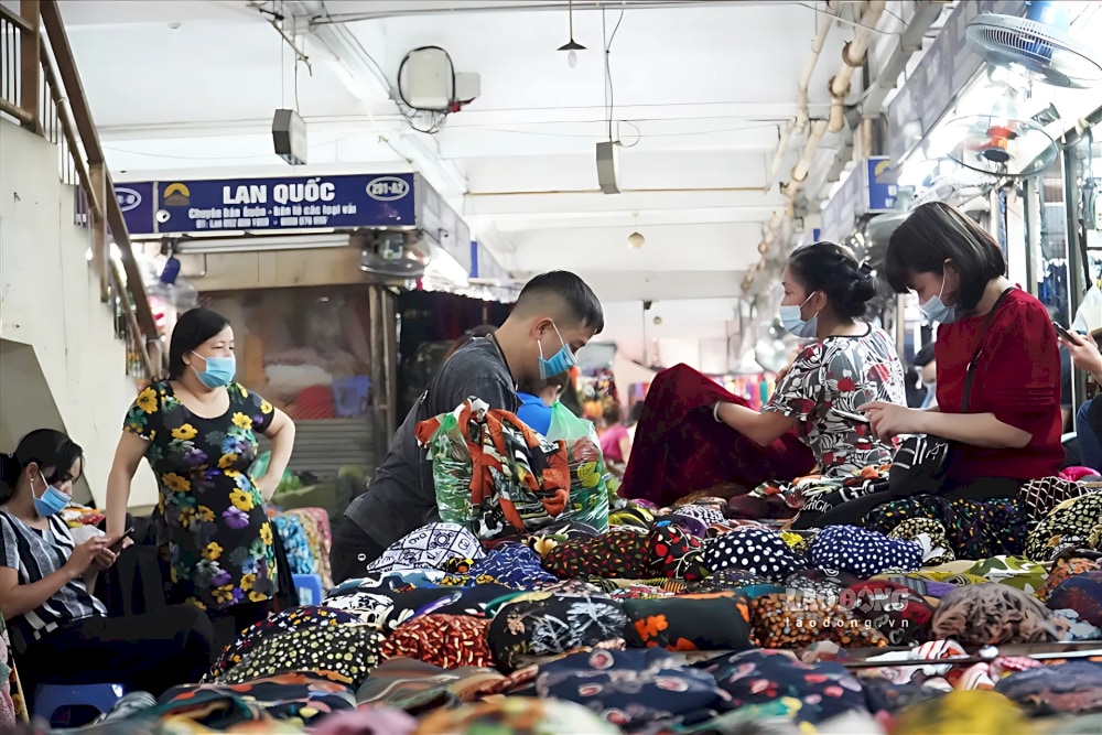 Tourists are roaming their favorite souvenirs at Dong Xuan market